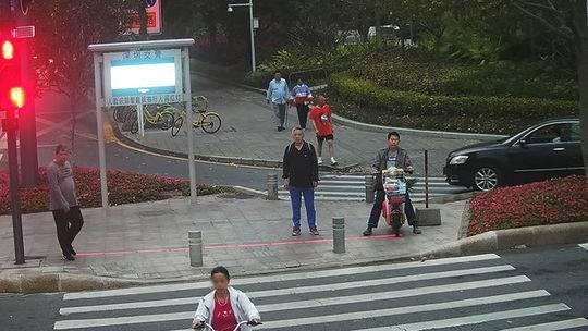 深圳曝光过马路闯红灯行人:照片身份证号一目了然